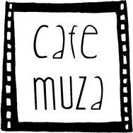 Logotyp Cafe Muza. Narysowana klisza filmowa. Na środku kliszy znajduje się napis: „Cafe Muza”.