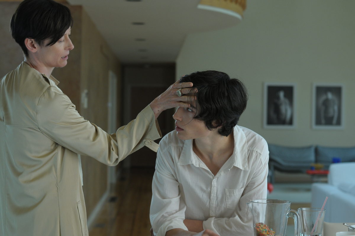 Matka z synem podczas rodzinnego śniadania.