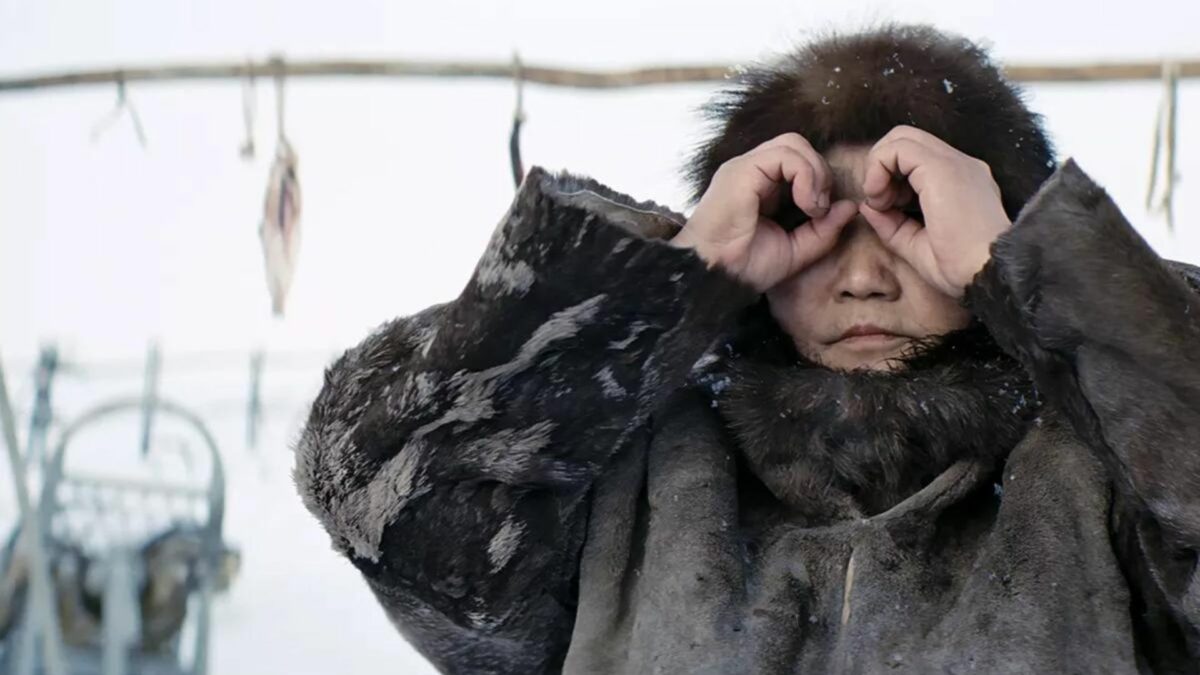 kobieta w grubym futrze w zimowym krajobrazie.