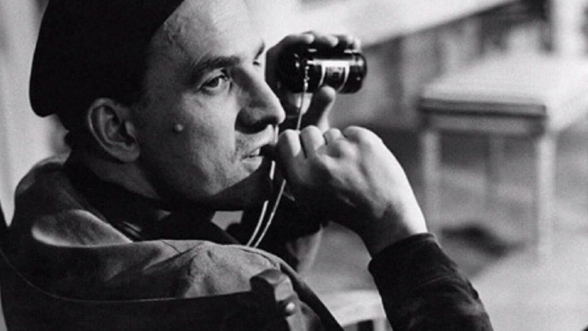 Reżyser siedzący na fotelu z kamerą.