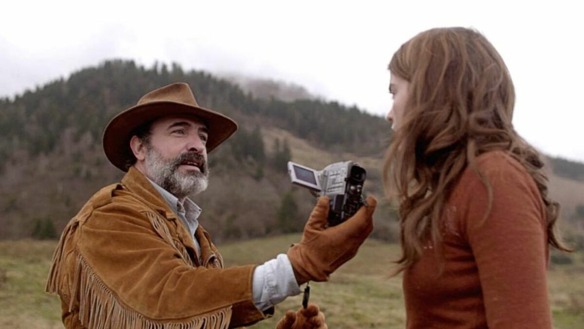 Mężczyzna nagrywa kobietę w krajobrazowym parku.