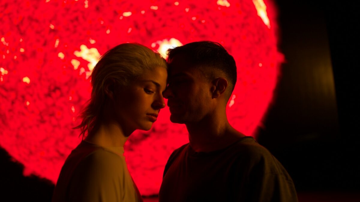 Para tancerzy na scenie.