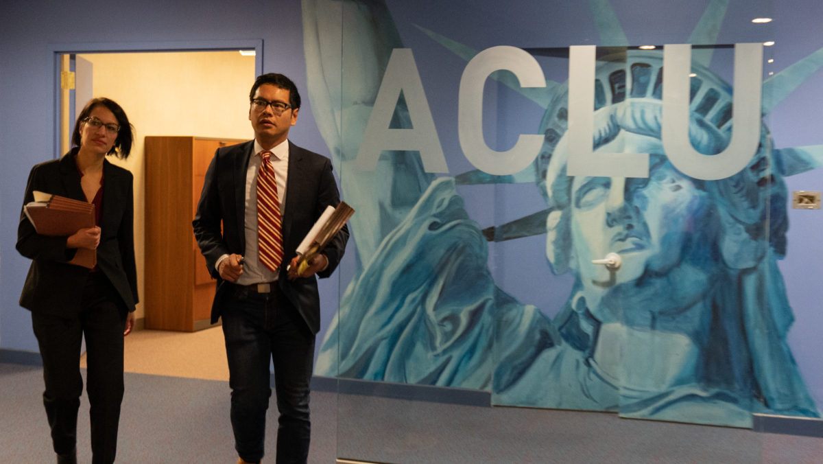 W OBRONIE PRAWA - kadr 2