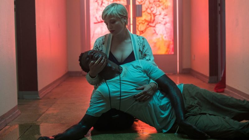 Nieprzytomny mężczyzna w obięciach kobiety.