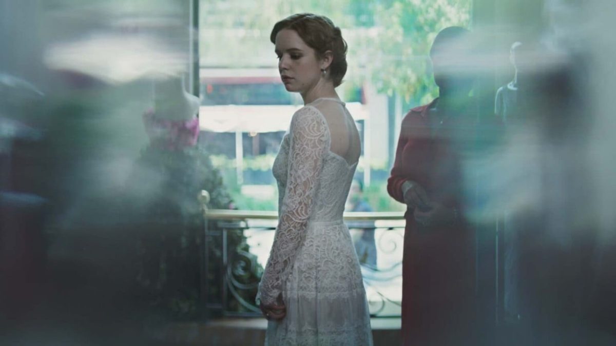 Kadr przedstawiający kobietę w sukni ślubnej.