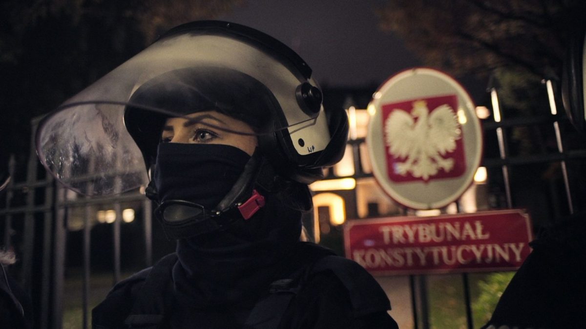 SĘDZIOWIE POD PRESJĄ - zdjęcie 1