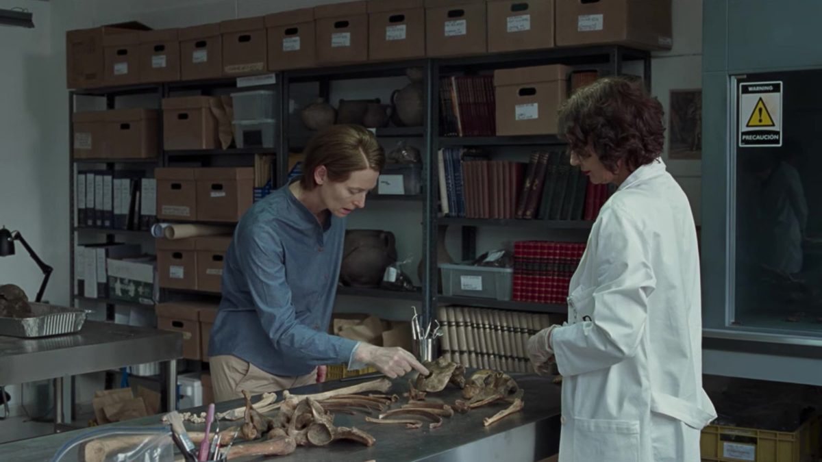 Kobieta przy pracy z szczątkami archeologicznymi.