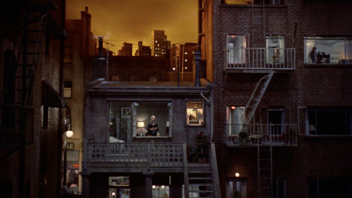 Okno na podwórze - kadr 1