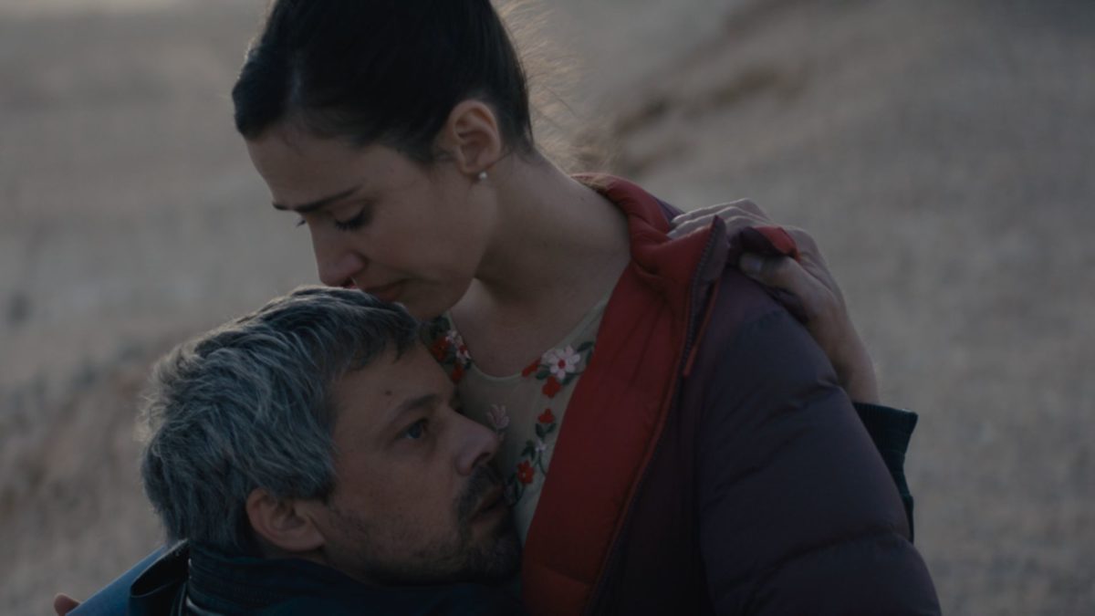 Kobieta dająca pocałunek mężczyźnie.