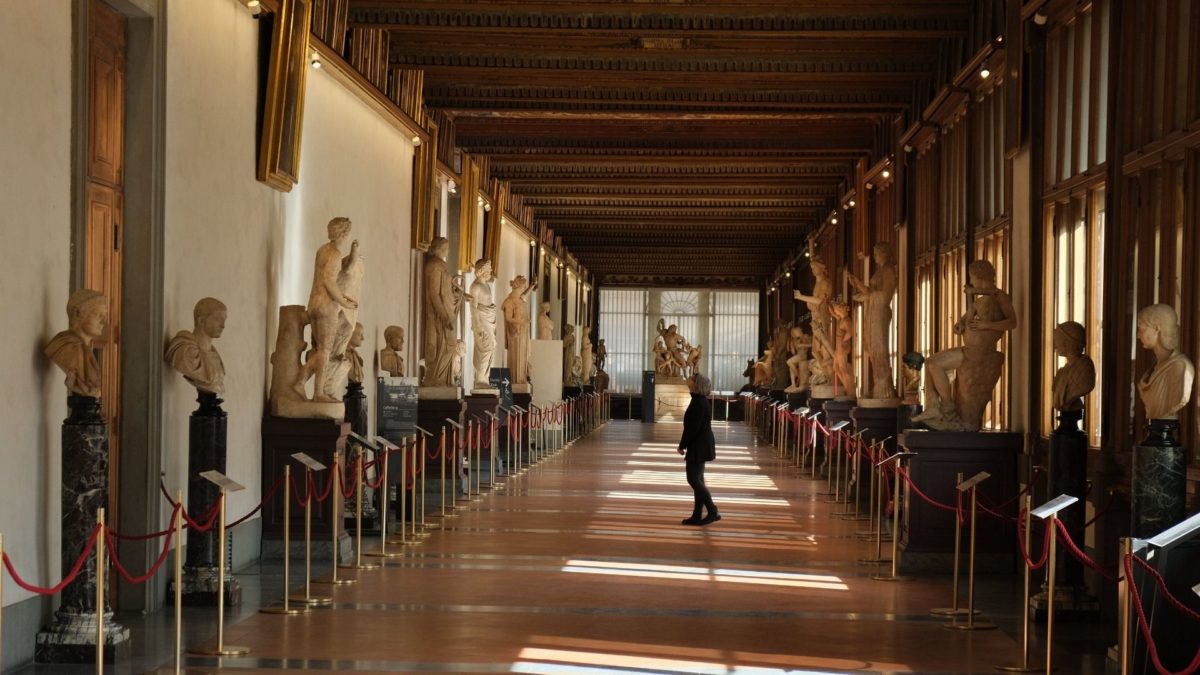 Za drzwiami galerii Uffizi - kadr 1