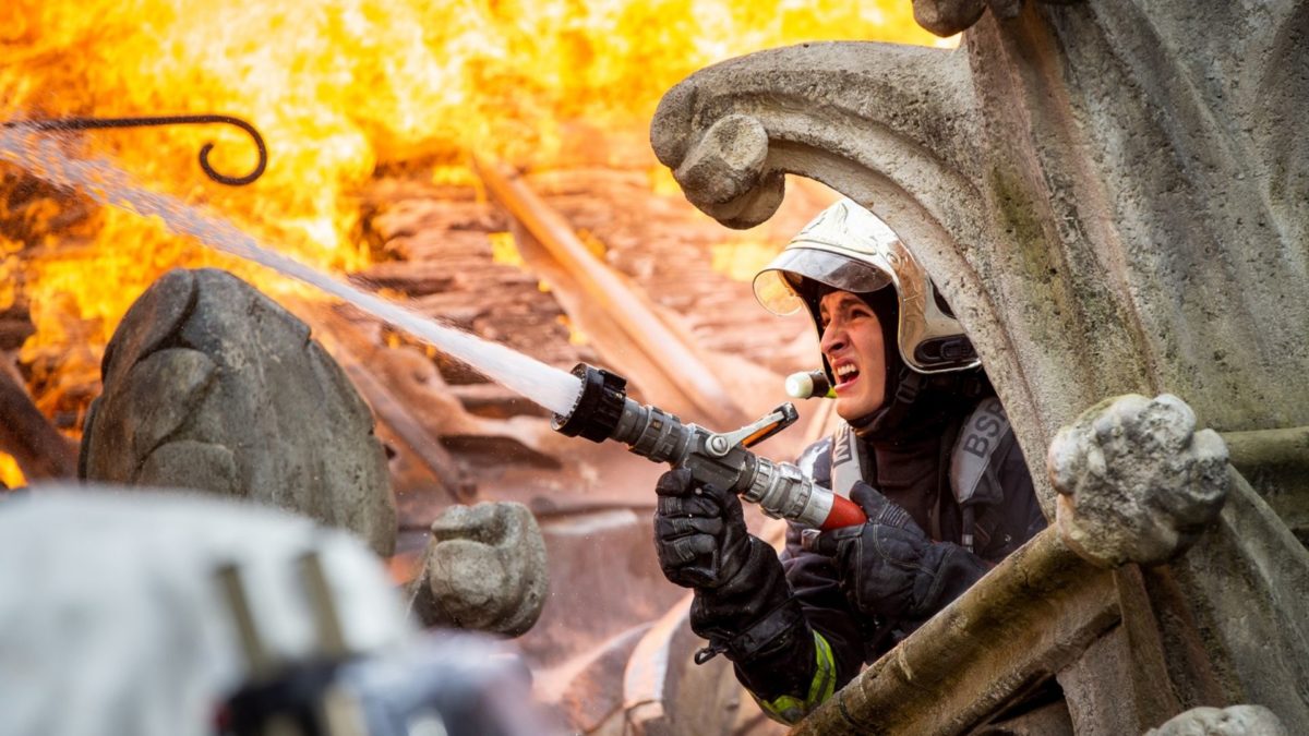 Notre-Dame płonie - kadr 2