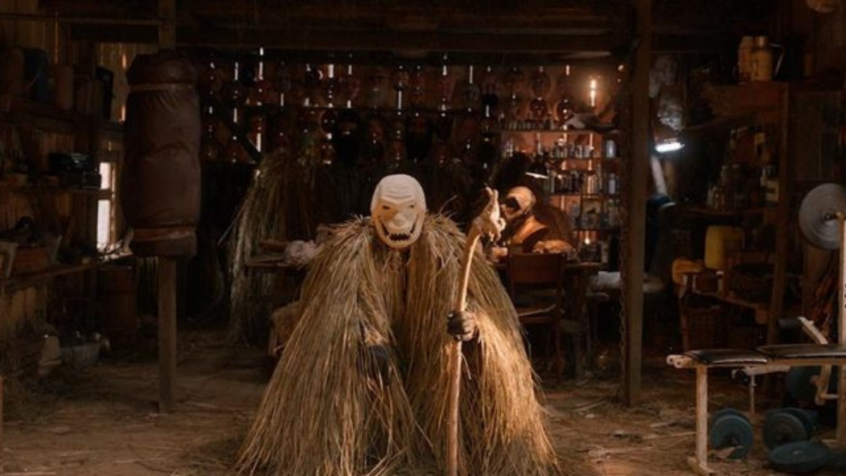 Mężczyzna w staro ukraińskim stroju w stodole.