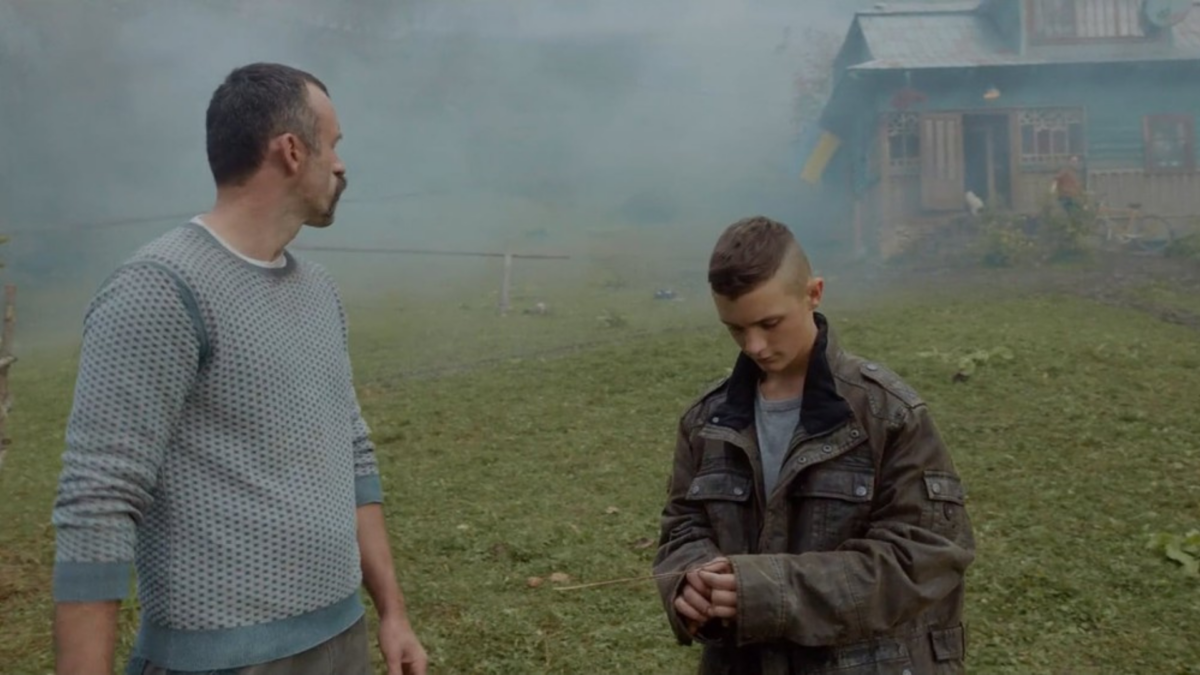 Ojciec i syn przed swoim gospodarstwem.