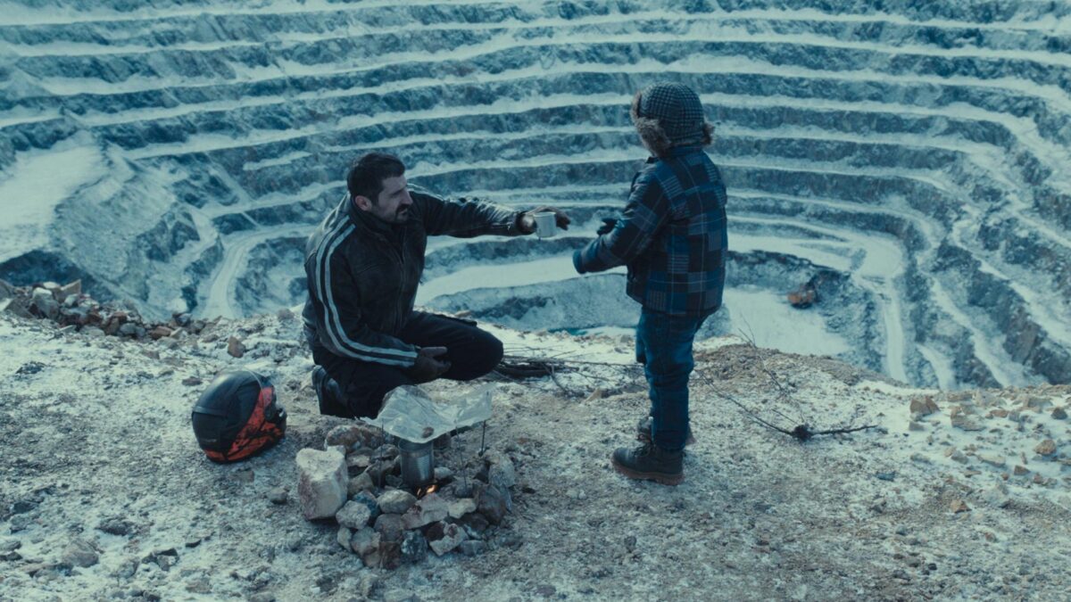 Kadr z kamieniołomów, mały chłopiec w towarzystwie mężczyzny.