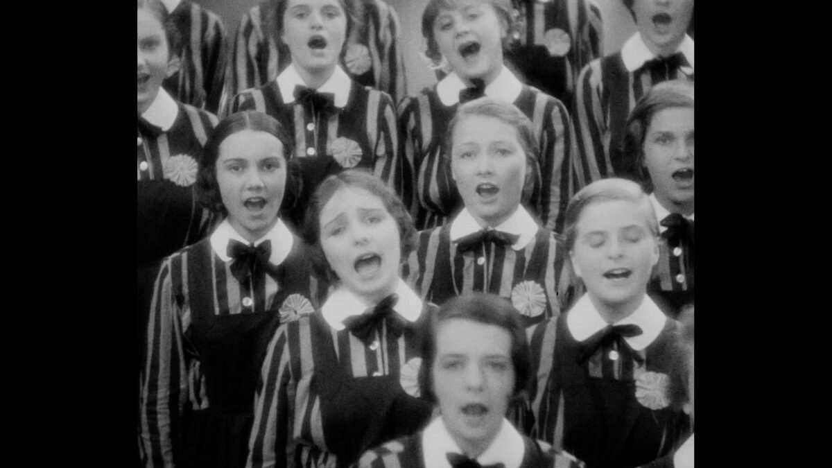 Dziewczęta w mundurkach - kadr 1