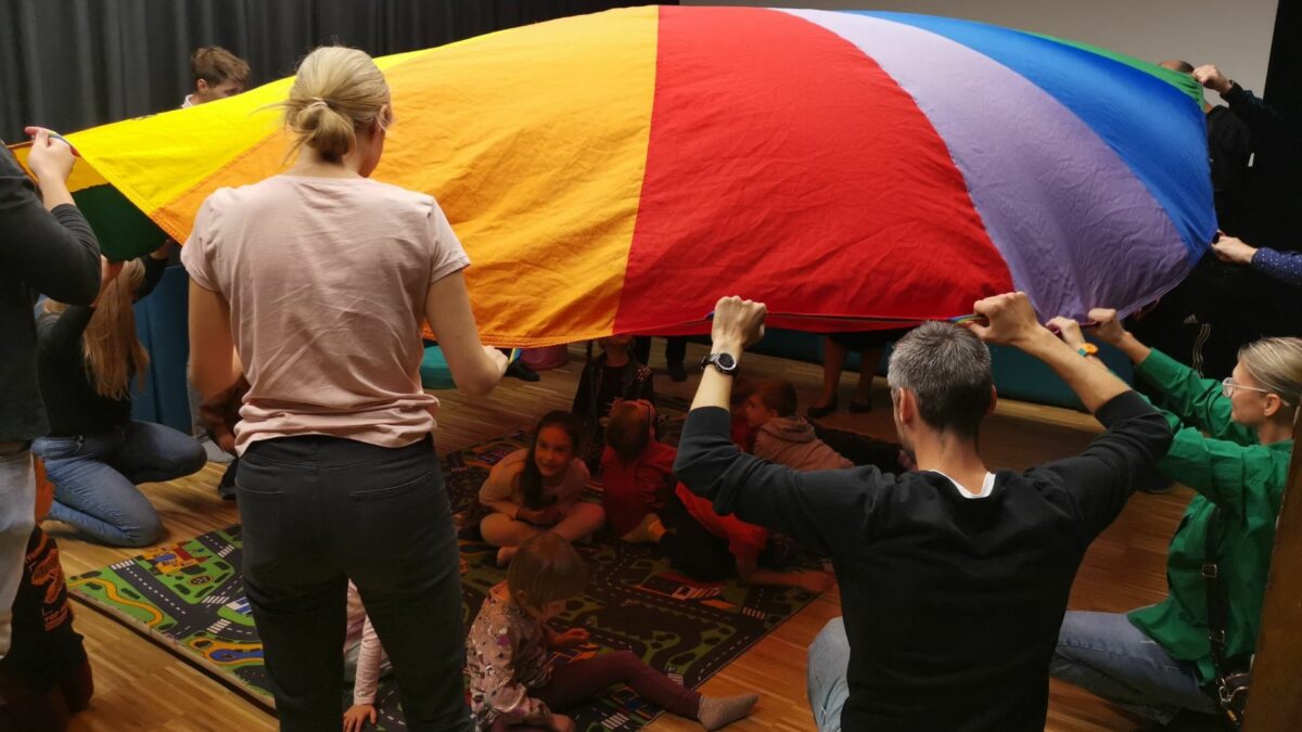 Dzieci podczas warsztatów na sali 3 po poranku rodzinnym.