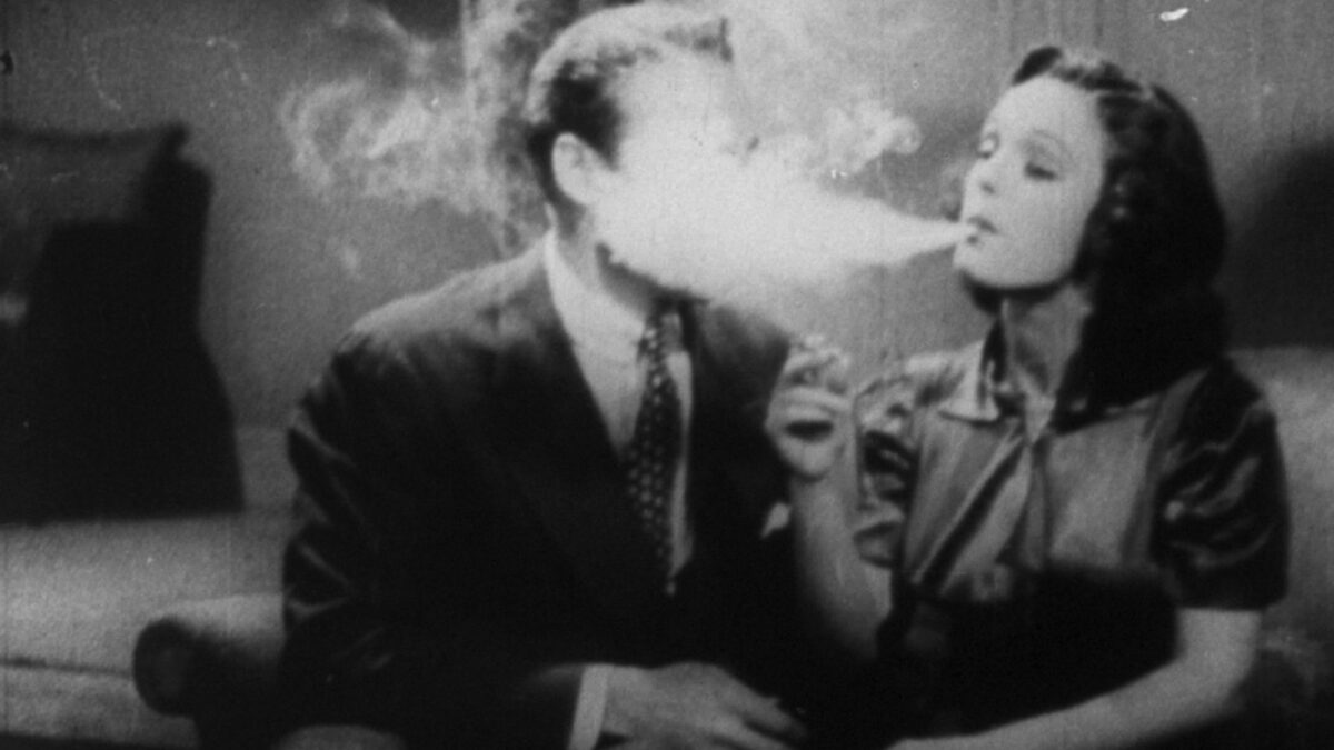 Mężczyzna i kobieta popalający skręta.