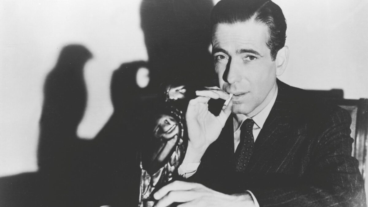 Główny aktor palący cygaro.