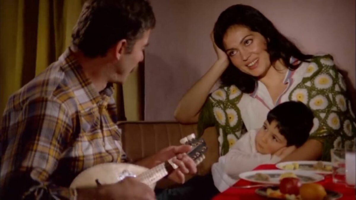 Dziewczyna w czerwonej chuście - kadr 1