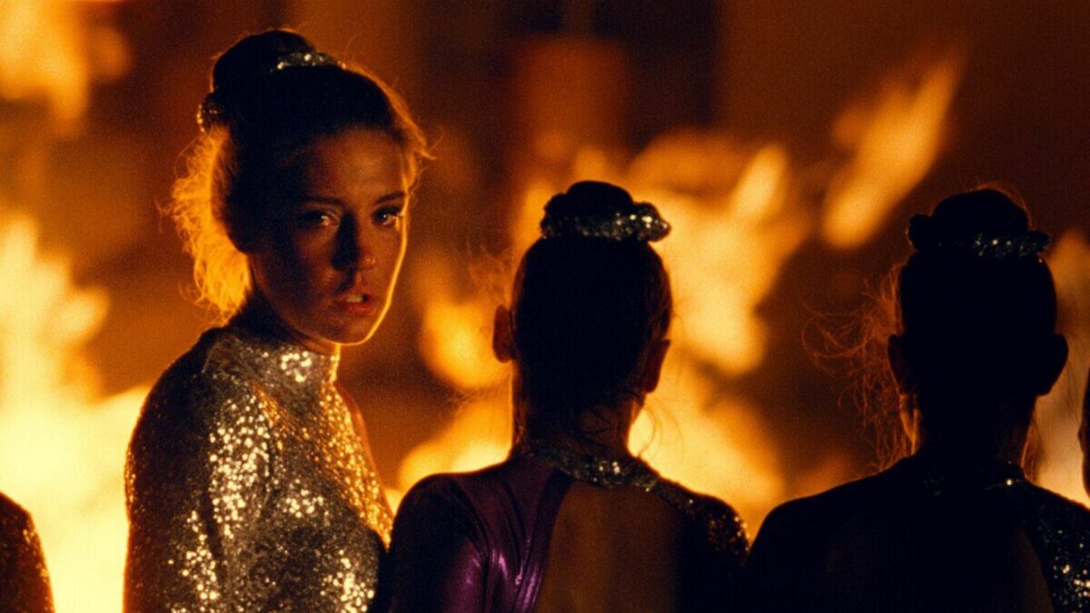 Młode dziewczyny na tle pożaru.