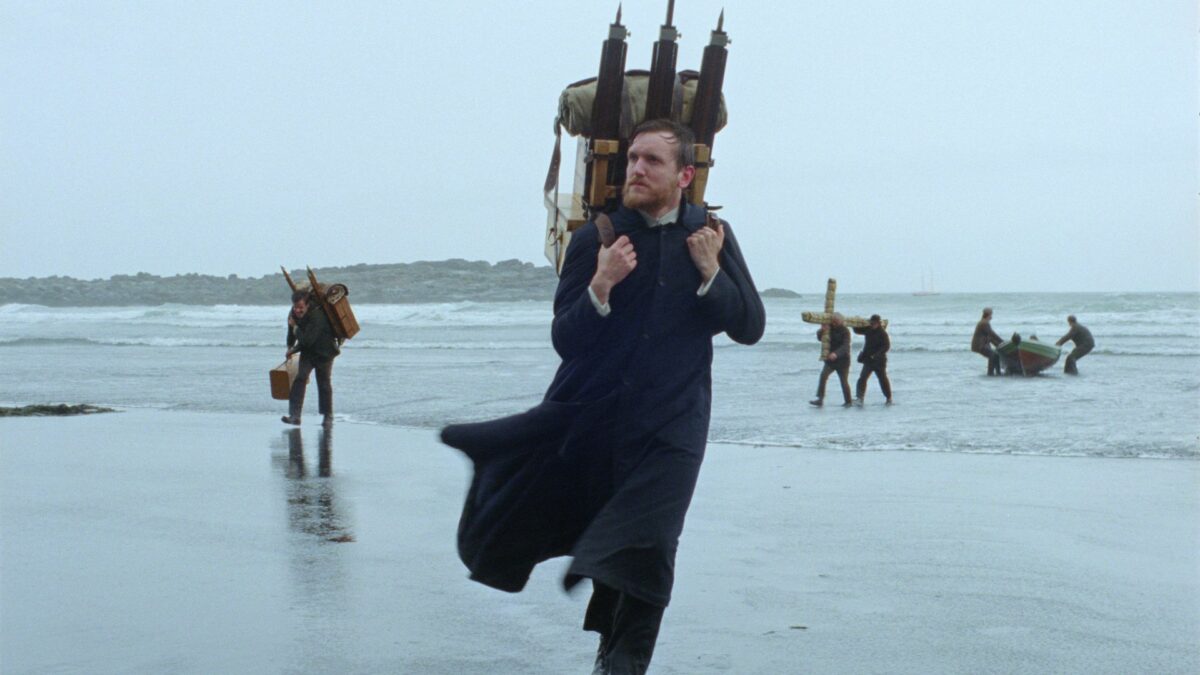 Duchowny wysiadający z łodzi z bagażem.