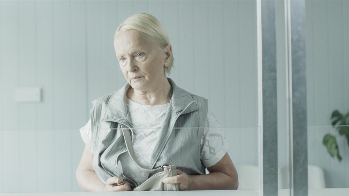 Kobieta na dachu - kadr 1