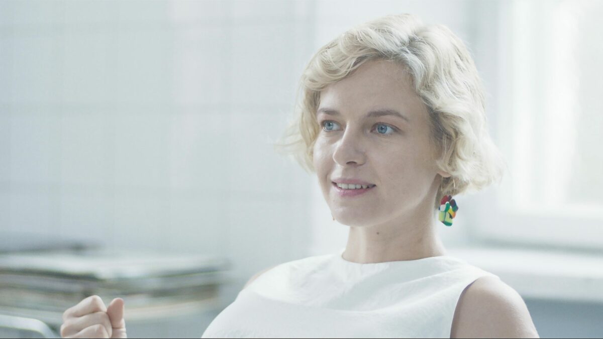 Kobieta na dachu - kadr 1