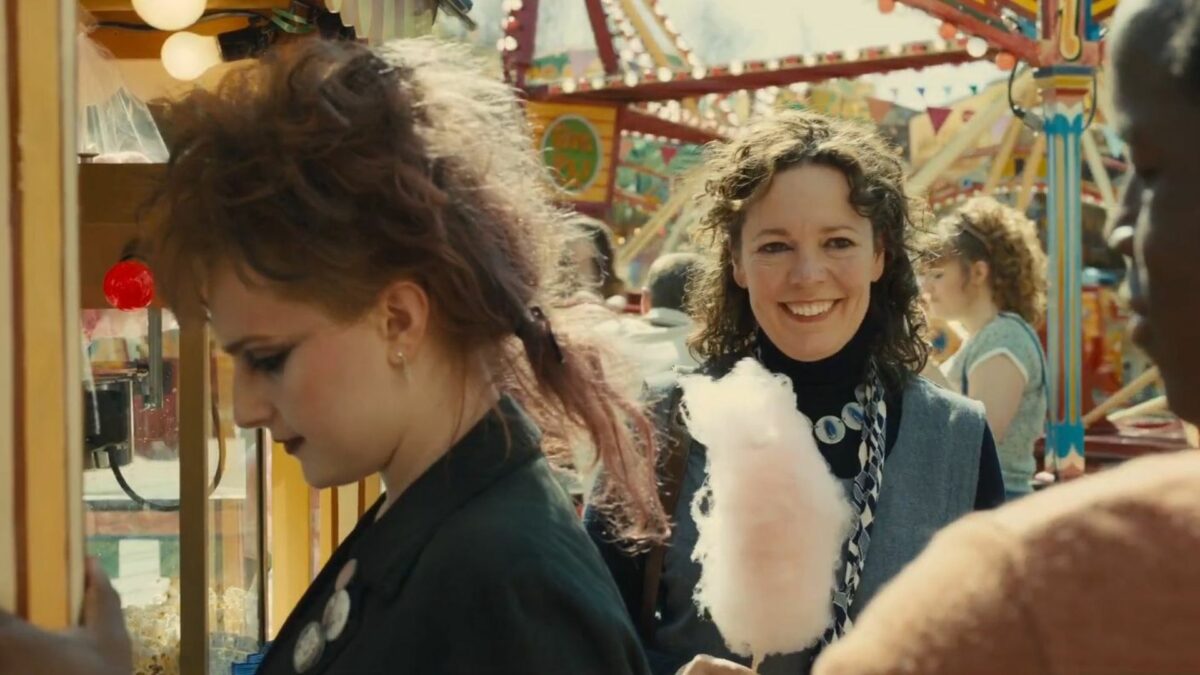 Kobieta z watą cukrową w tłumie w wesołym miasteczku