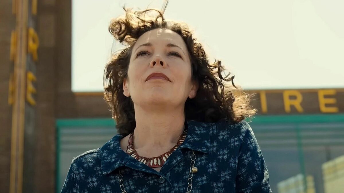 Kobieta w pełnym kadrze na tle kina