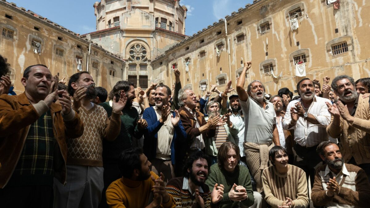 Grupa protestujących ludzi przed gmachem sądu