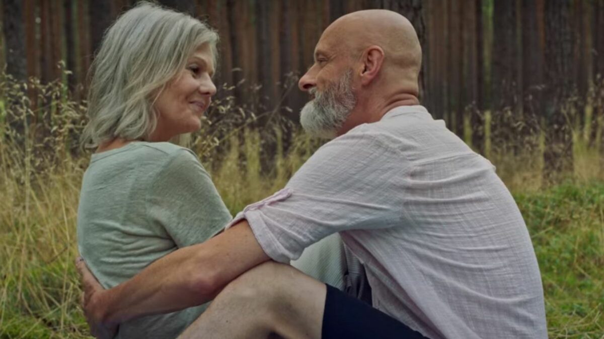 Para siedząca przytulona w lesie.