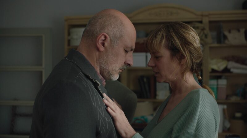 Kobieta i mężczyzna blisko siebie w salonie.