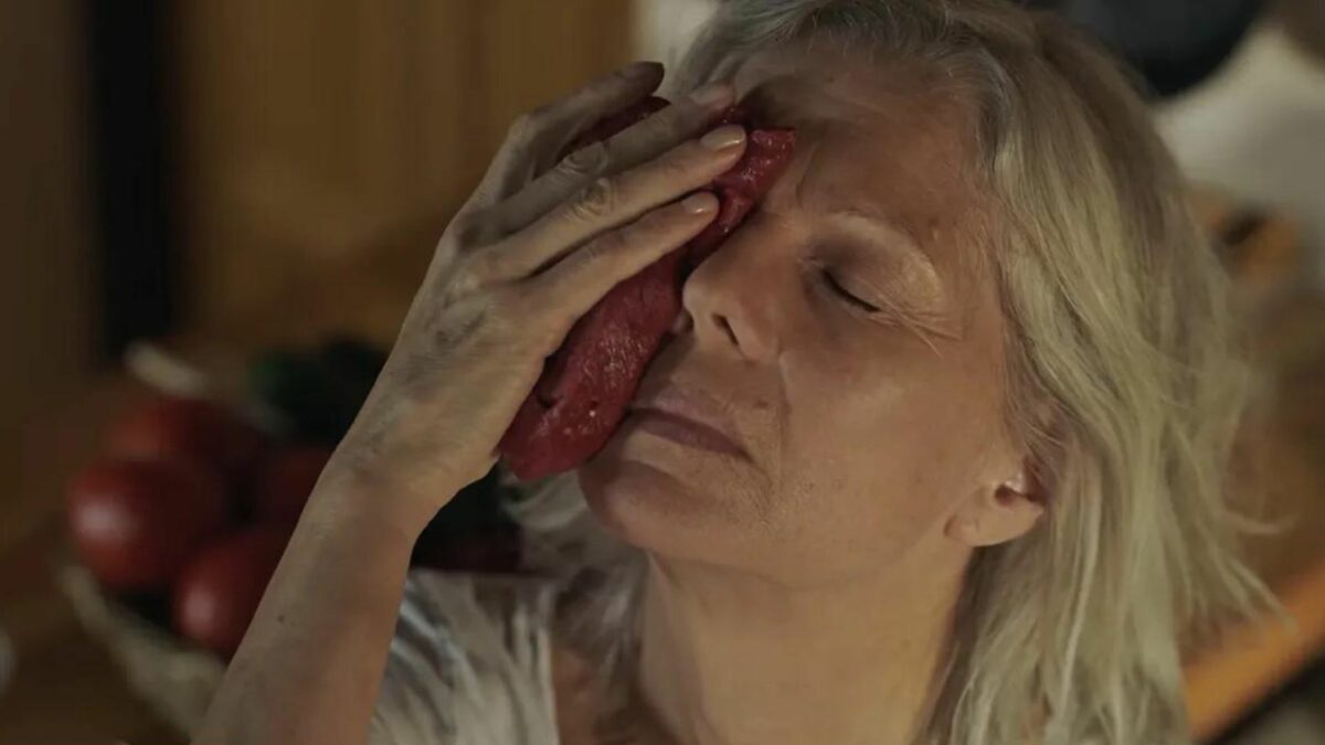 Kobieta przykłądająca sobie stek do oka.