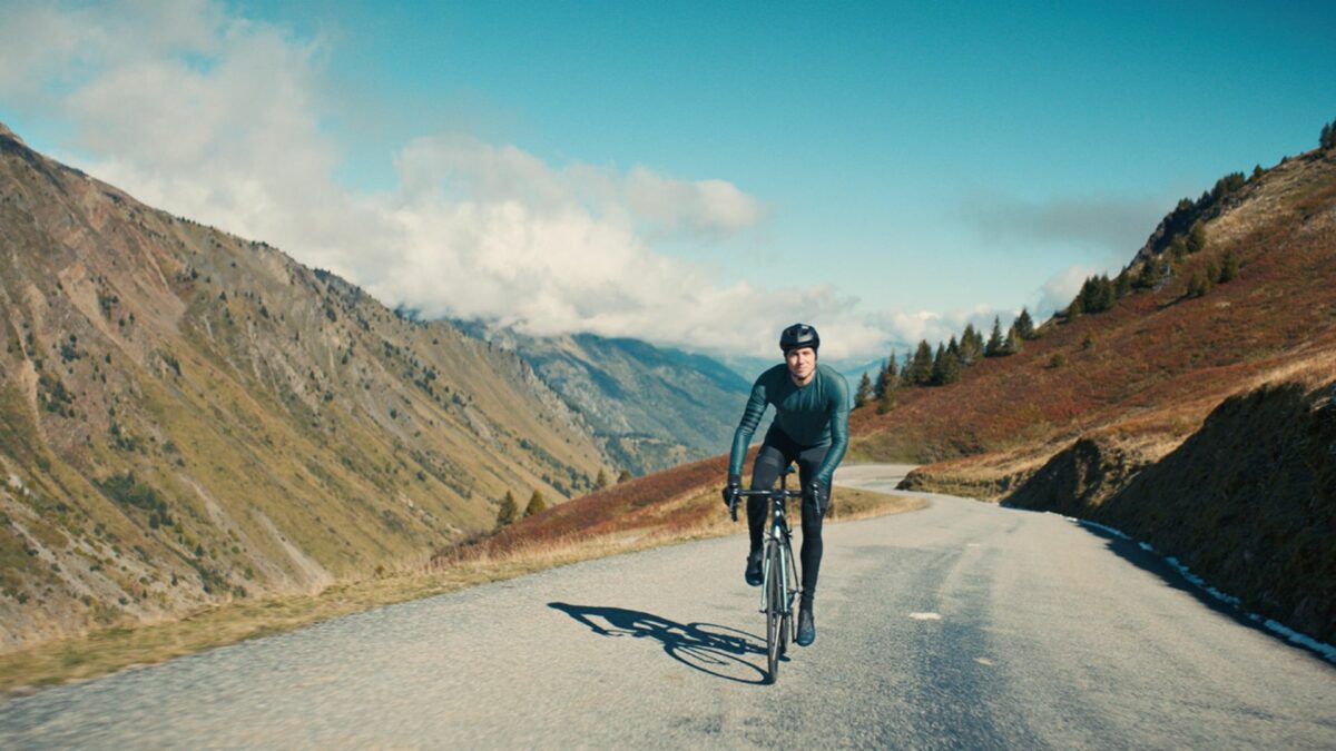 Mężczyzna jadący rowerem po ścieżce rowerowej w górach