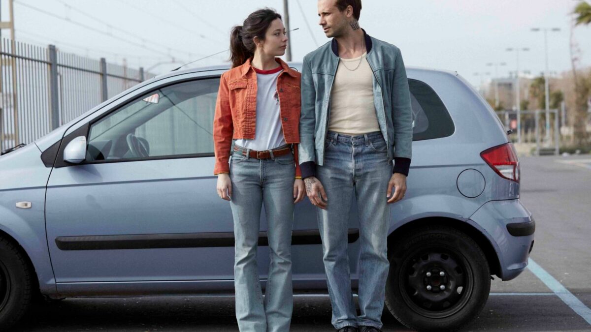 Mężczyzna i kobieta oparci o samochód.