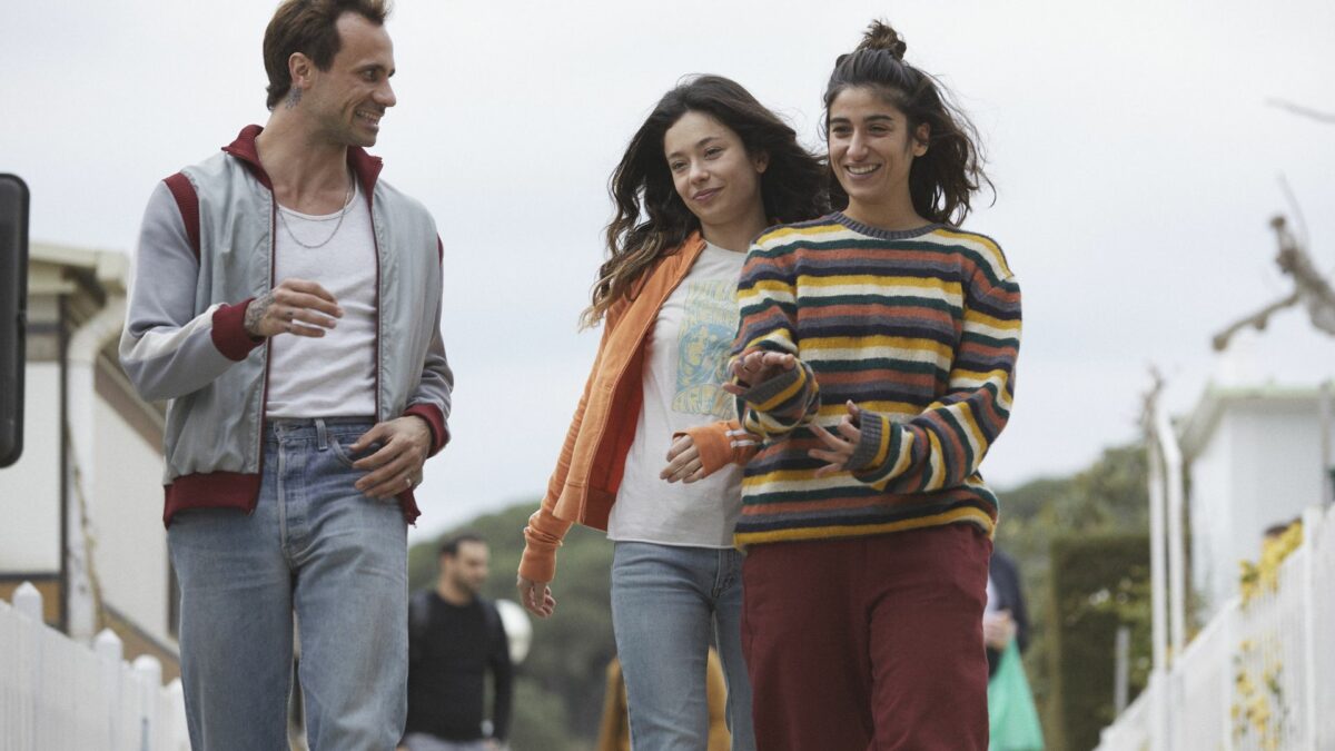 Mężczyzna na spacerze z dwiema kobietami.