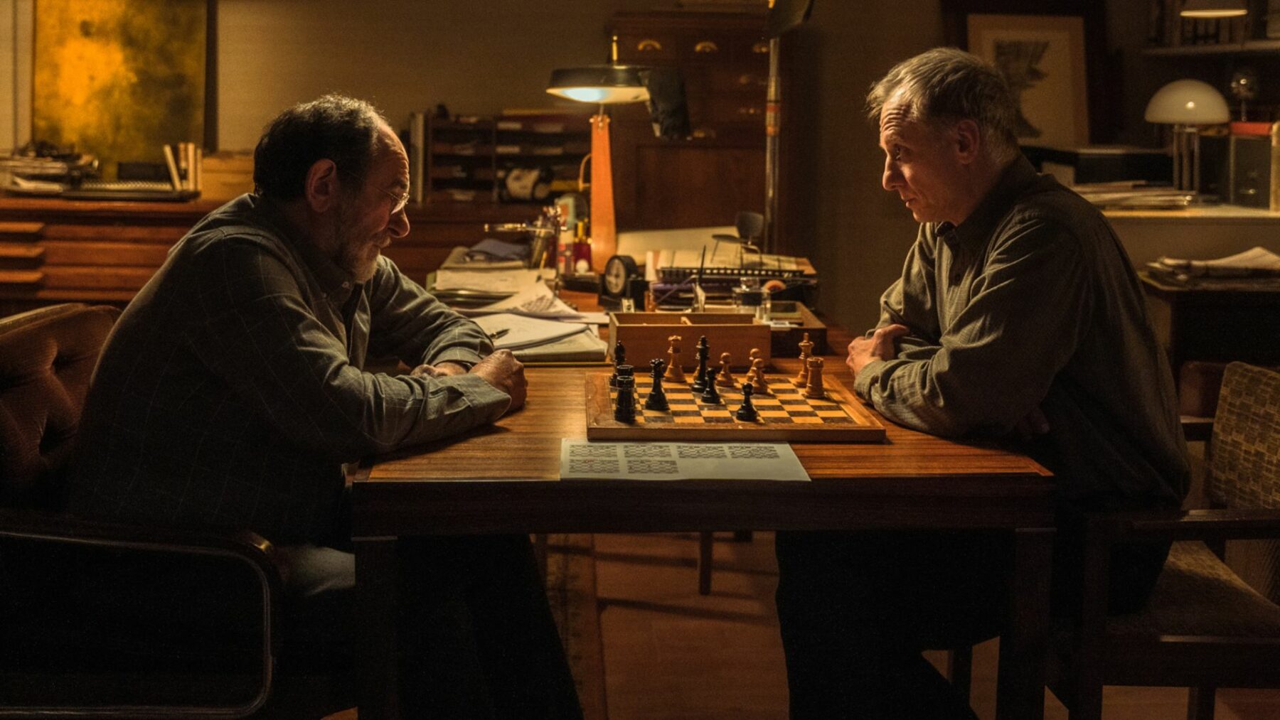 Dwoje mężczyzn grających w szachy.