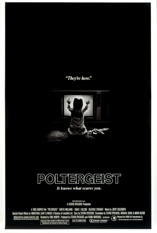 Czarny plakat z minimalistycznym kadrem, dziewczynka przed telewizorem, na dole tytuł i informacje o filmie.