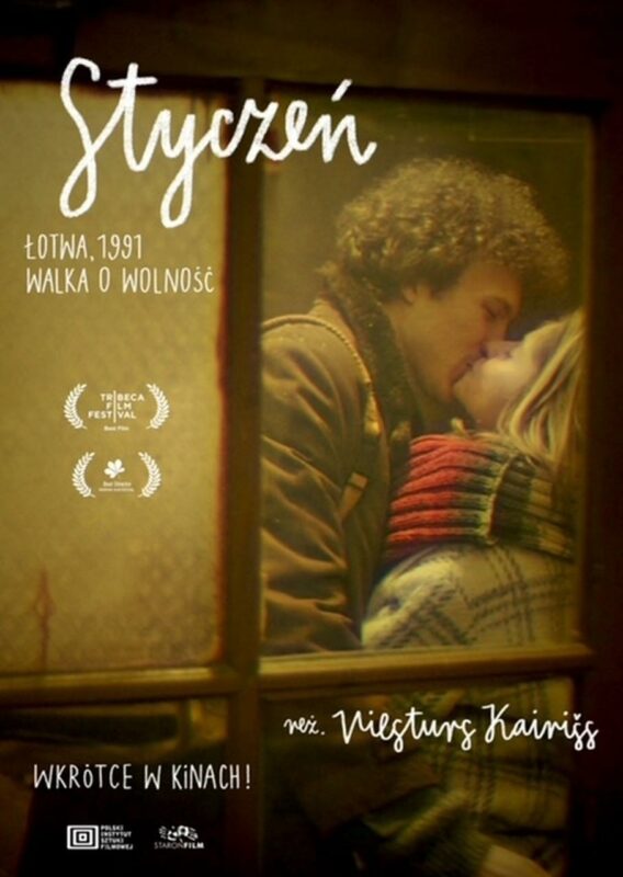 Plakat z całującą się parą, widok zza okna, tytuł i informacje w lewym, górnym rogu.