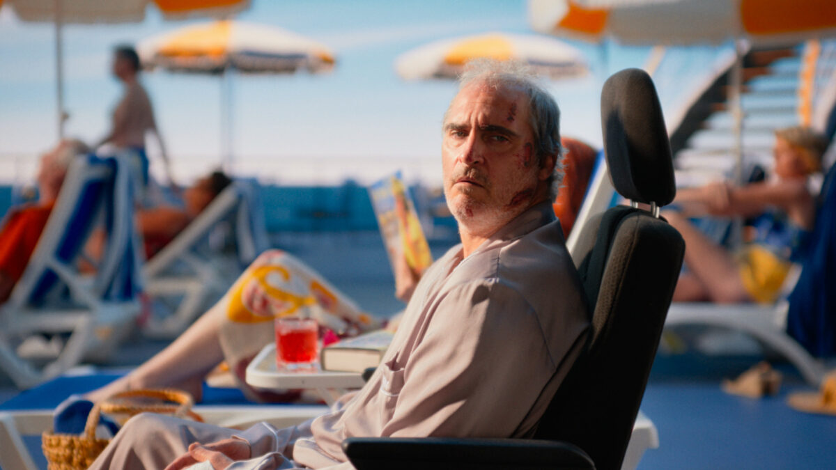 Zmęczony mężczyzna odpoczywa pod parasolem na jachcie.