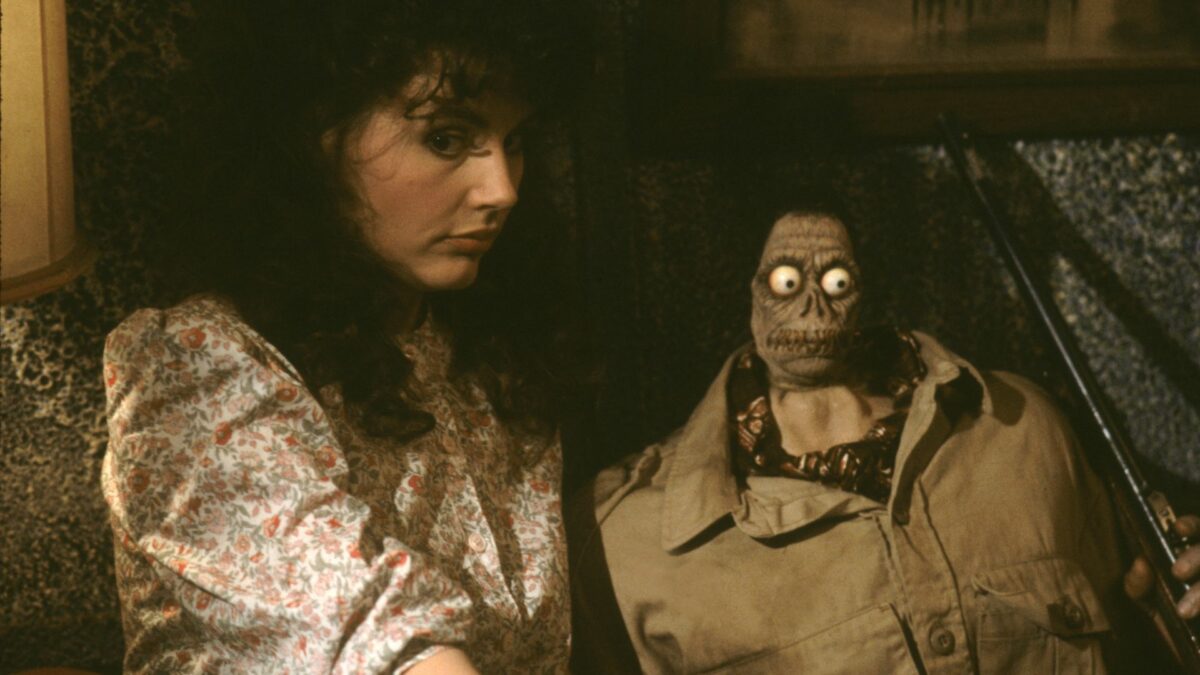 Młoda dziewczyna w towarzystwie potwora.