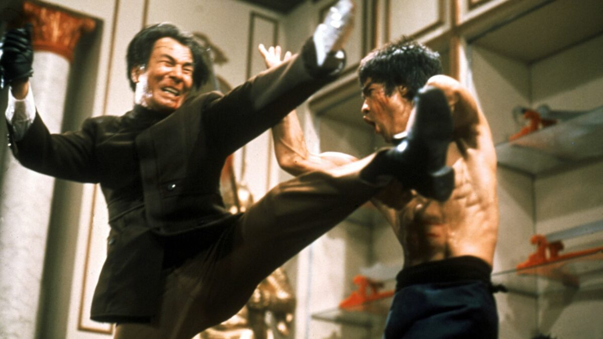 Walka dwóch mężczyzn w stylu karate..