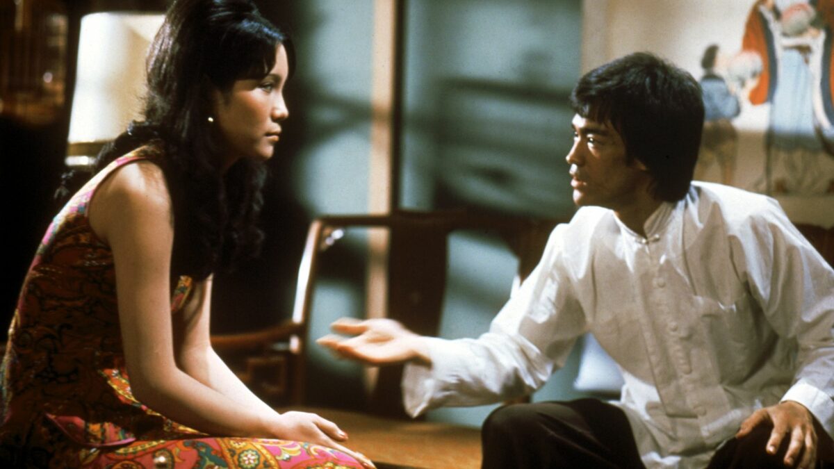 Młody mężczyzna rozmawia z elegancko ubraną kobieta.