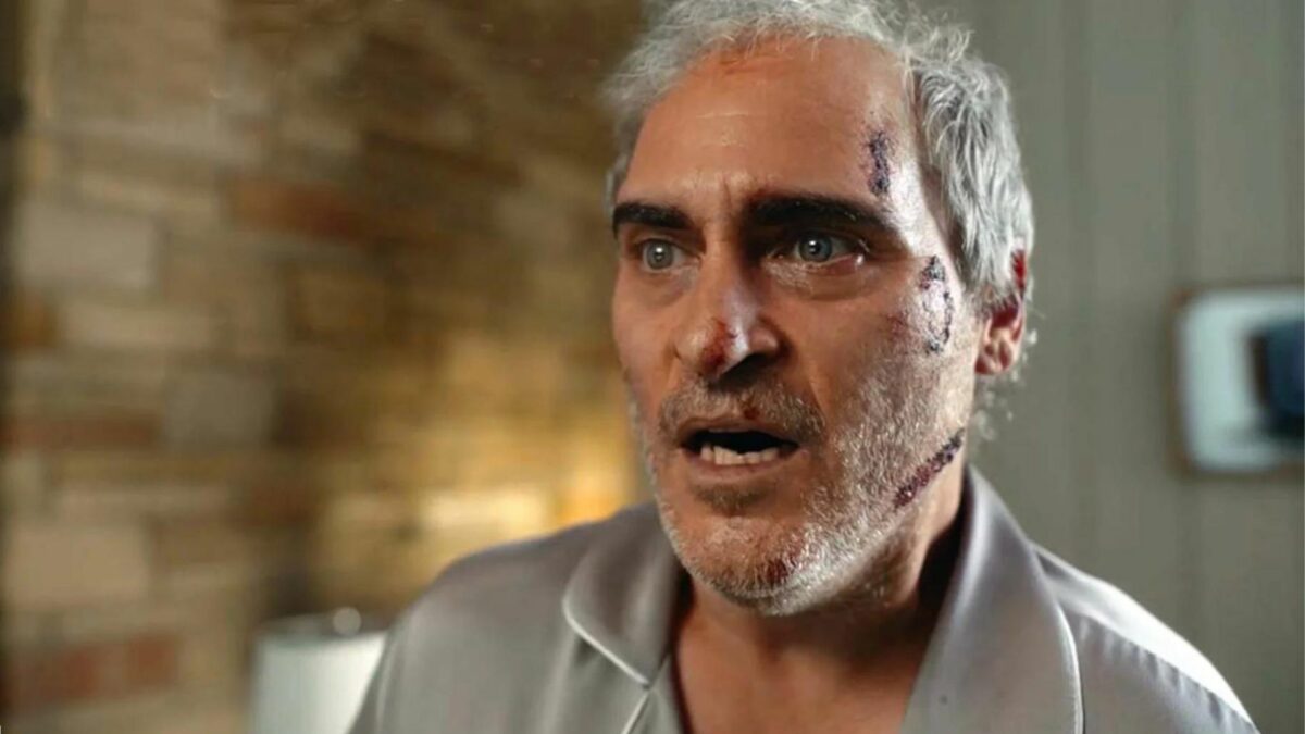 Zbliżenie na przestraszonego mężczyznę z ranami na twarzy.