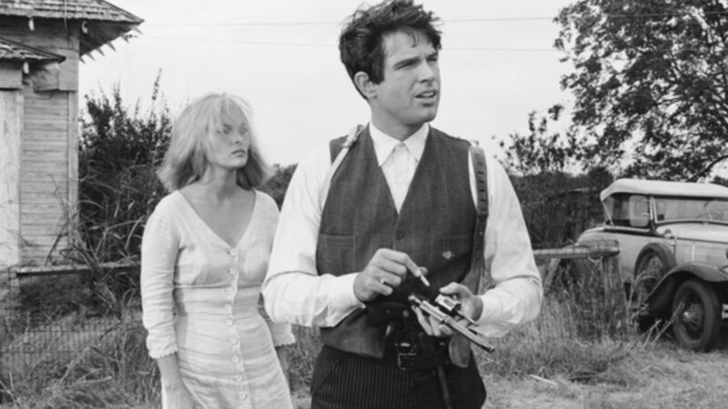 Mężczyzna ładujący broń w towarzystwie swojej partnerki.