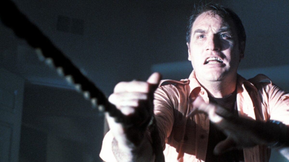 Mężczyzna trzymający w zaparciu sznur.