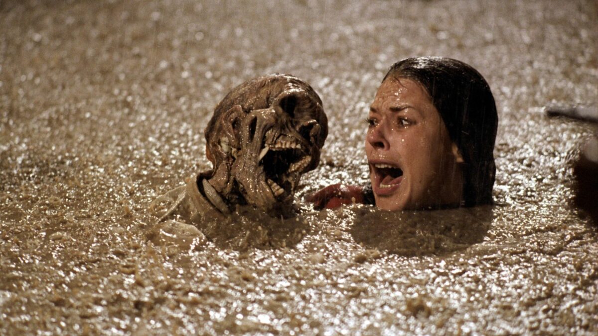 Kobieta zanurzona w cieczy do szyi z wypływającym szkieletem.