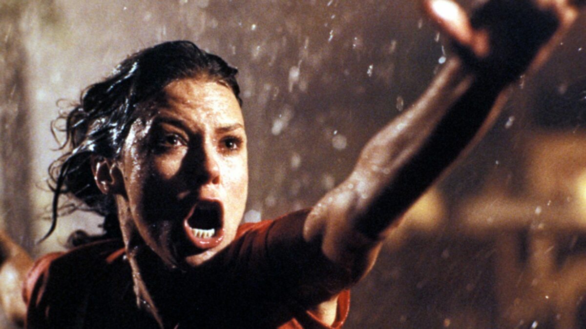 Krzycząca kobieta w deszczu.