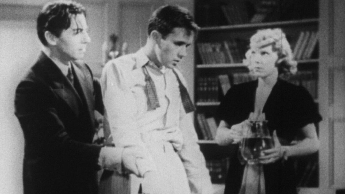 Mężczyzna i kobieta w towarzystwie półprzytomnego chłopaka.