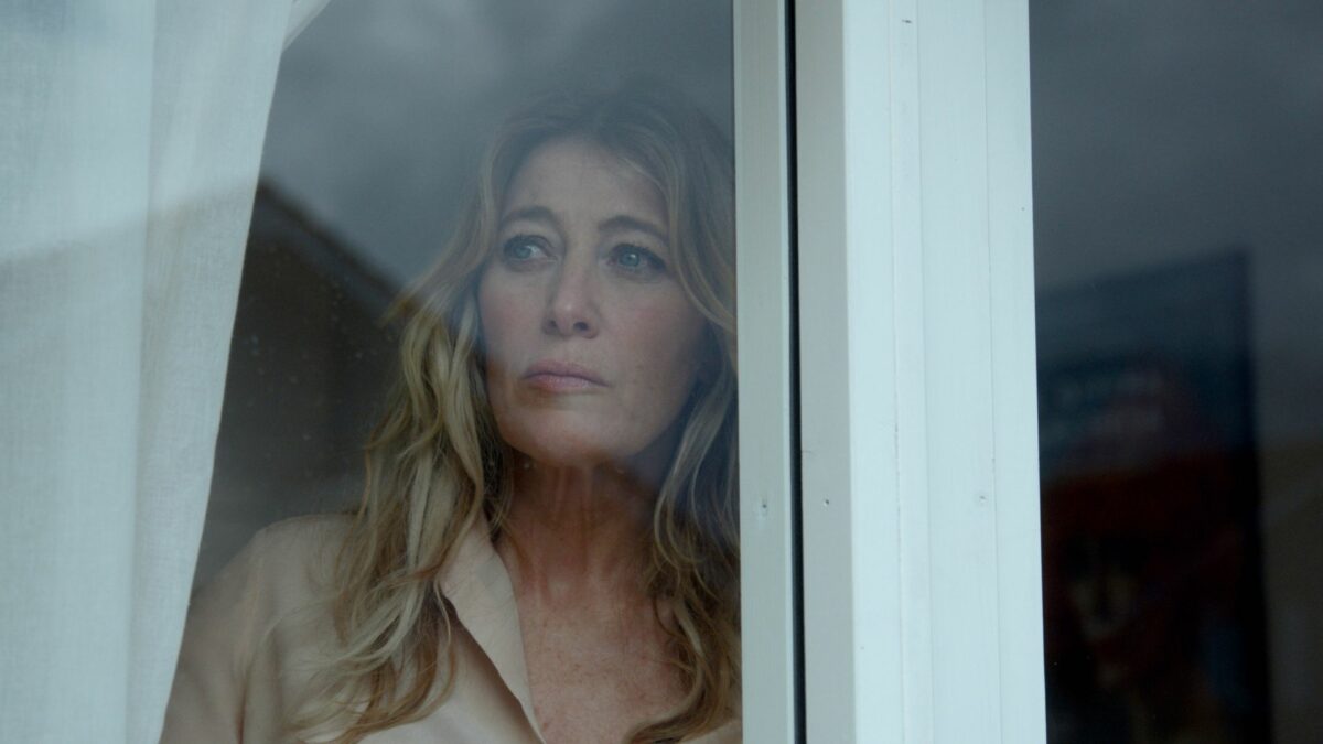 Kobieta wyglądająca przez okno.